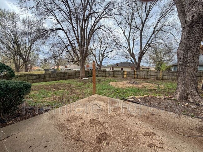 Building Photo - 1331 SW Horizon Dr