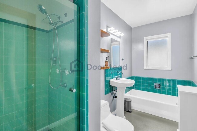 Building Photo - 1615 N Laurel Ave