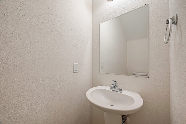 Building Photo - 5530 Hirondel St