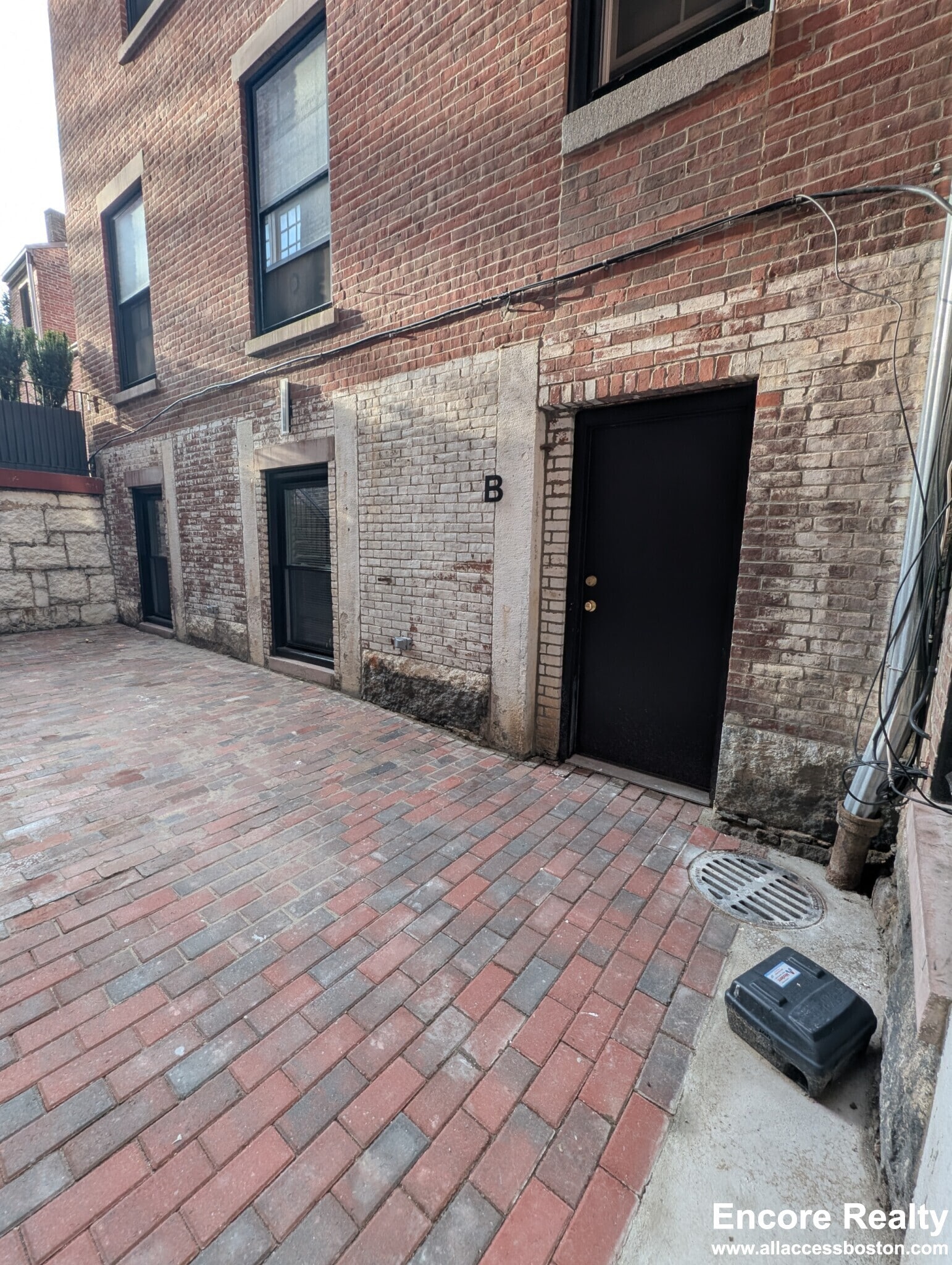 Building Photo - 2 Joy St