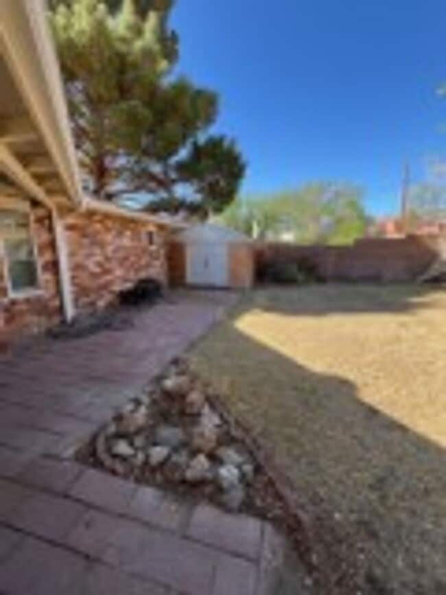 Building Photo - Beautful Brick Home with 3 BD/2 BA & Refri...