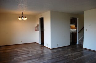 Building Photo - 108 Kensington Ave S