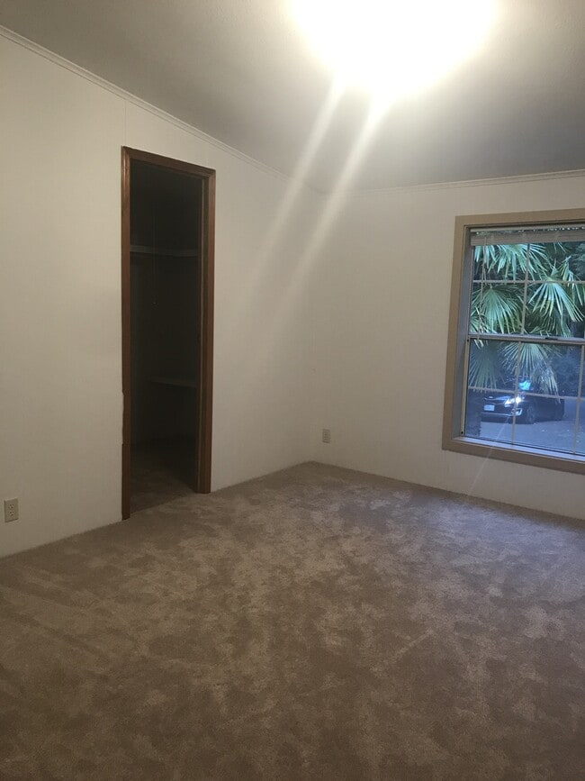 Building Photo - 309 NE Whimbrel Ct