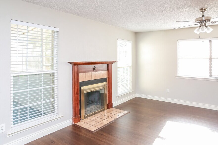 Building Photo - 1521 Lincolnshire Way