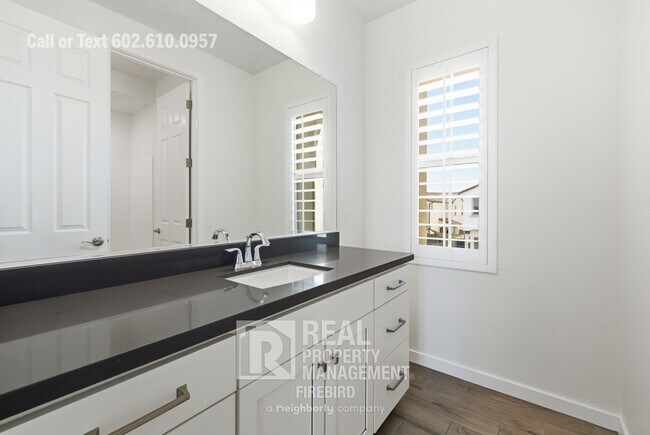 Building Photo - 2342 W Gloria Ln