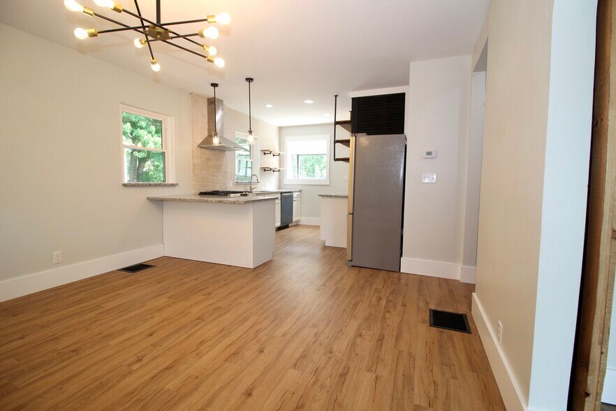 Building Photo - 6841 Buckingham Place