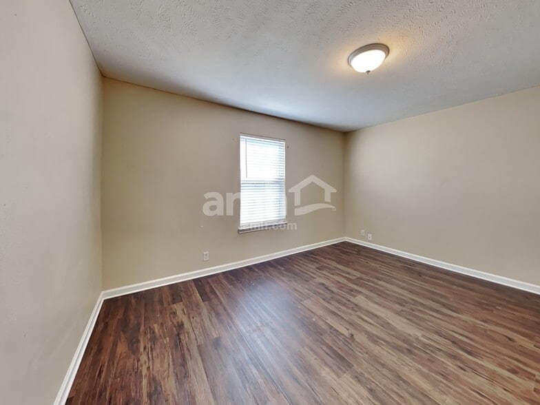 Building Photo - 913 Tom Hailey Blvd