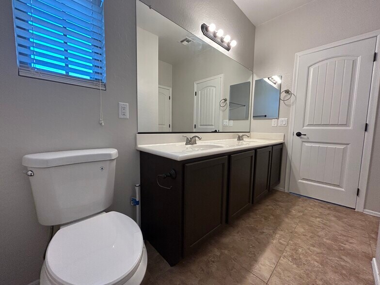Building Photo - 4123 E Cherry Hills Dr