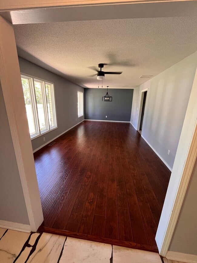 Building Photo - 3-Bed, 2-bath Luxury Southern Hills Designer Home!