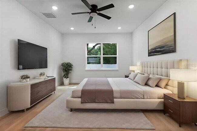 Building Photo - 2717 Alamo Dr