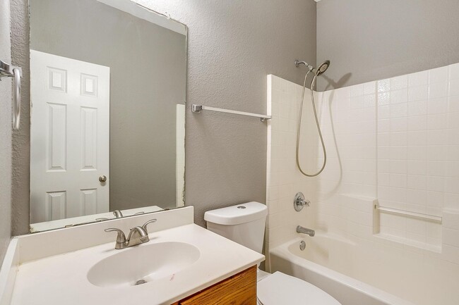 Building Photo - Walnut Street Duplex