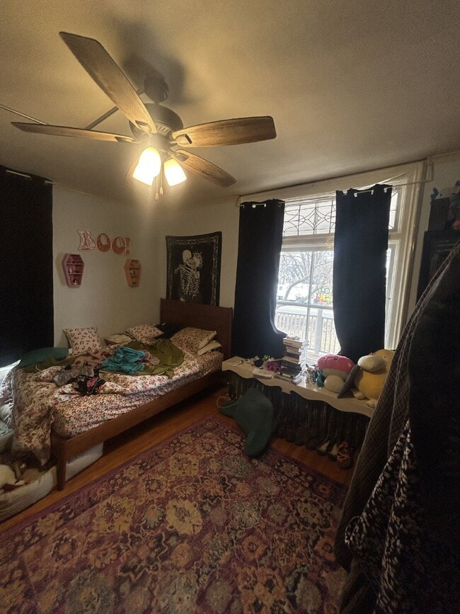 Building Photo - 3 bedroom 1 bath Apartment Available June 1st!! Massive bedrooms and a 5 minute walk to campus.