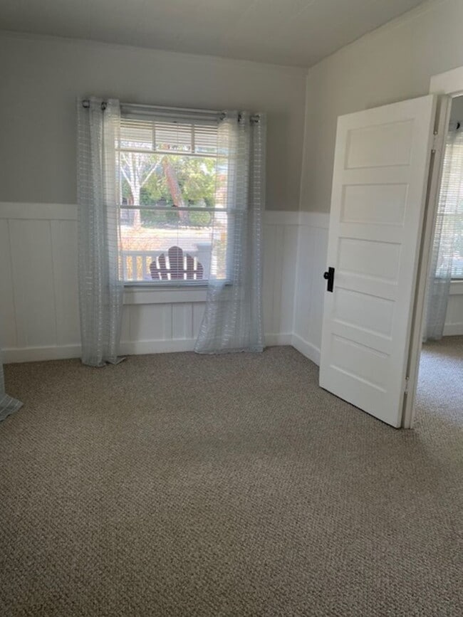 Building Photo - 2 bedroom 1 bath Brea $3200