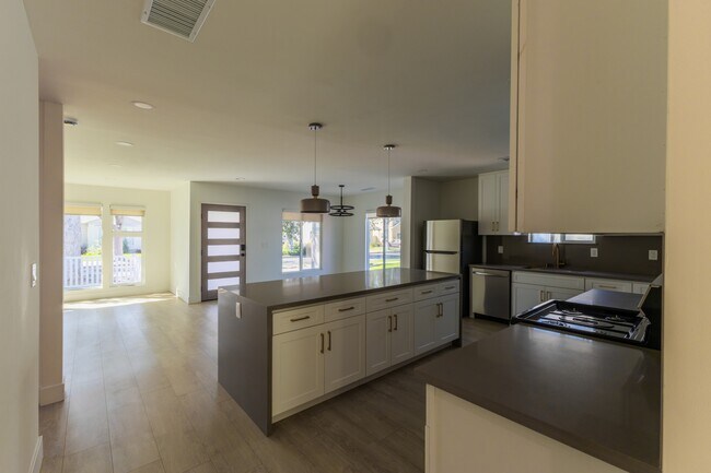 Building Photo - 17601 Hamlin St