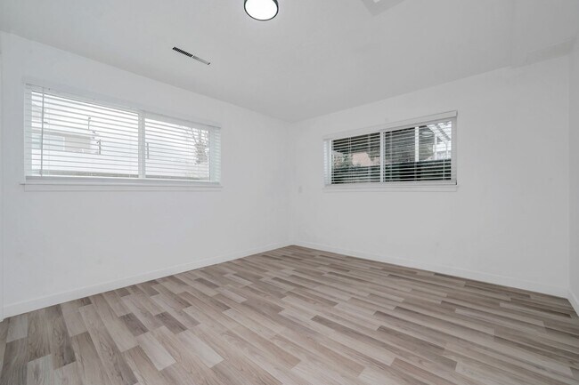 Building Photo - 2642-2642 S 800 E