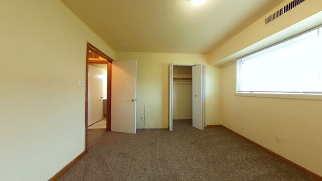 Building Photo - 2 Bedroom 1 Bath Apartment Rental in Parkv...
