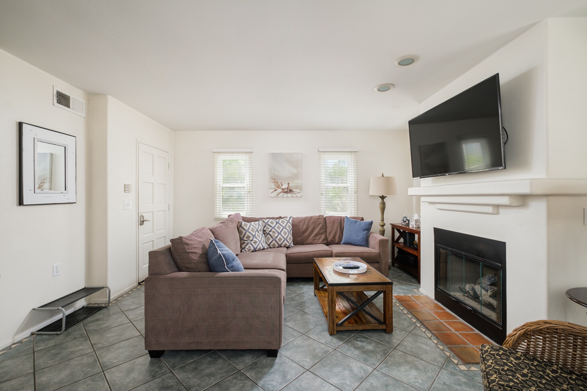 Building Photo - 734 Jersey Ct