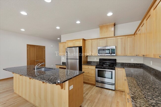 Building Photo - Radiant 3-bedroom Home in Downtown Canby