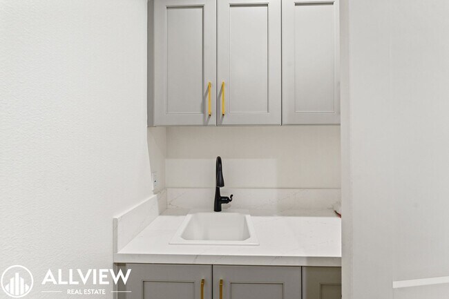 Building Photo - *Limited Move In Special! $1,000 Off First...