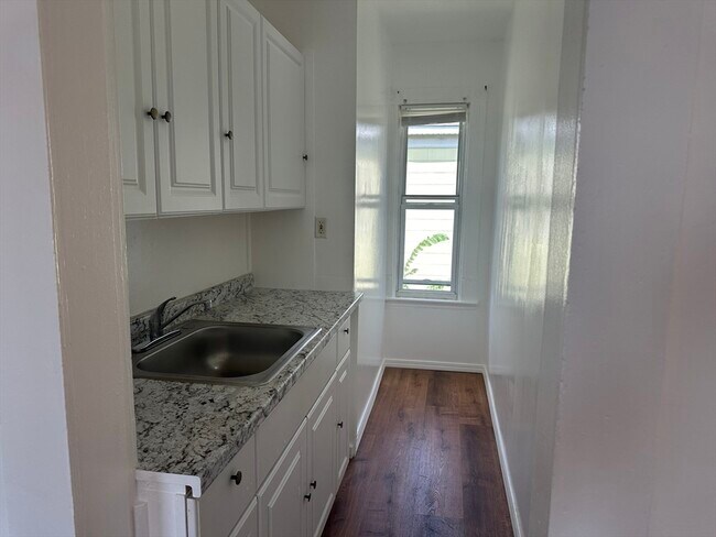 Building Photo - 14 Hooper St