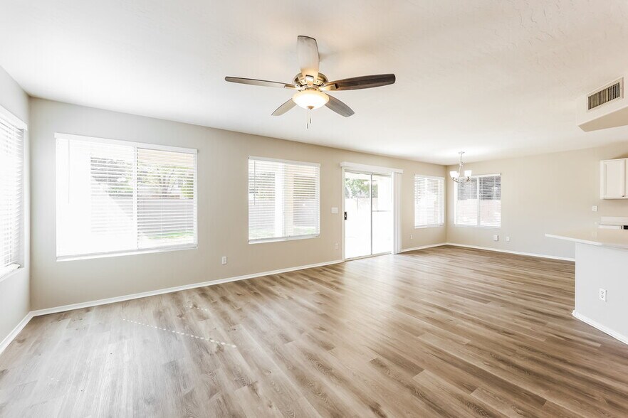 Building Photo - 14837 W Columbine Dr