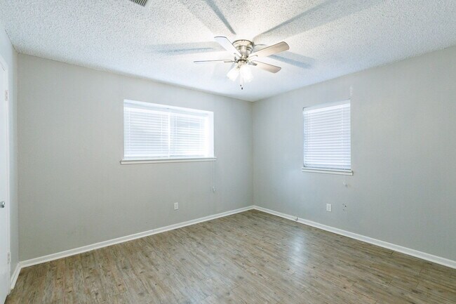 Building Photo - 3 Bedroom with 2 living rooms