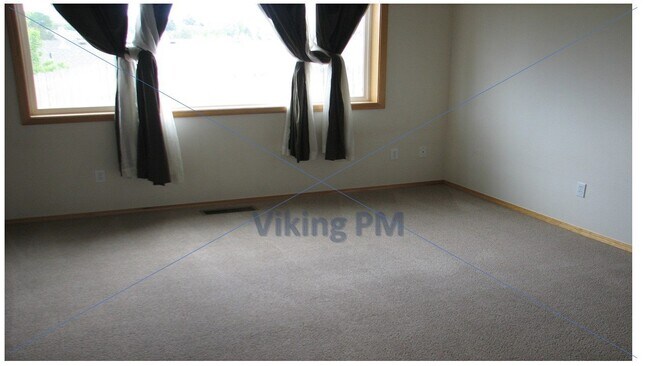 Building Photo - 528 NE Robin Ct