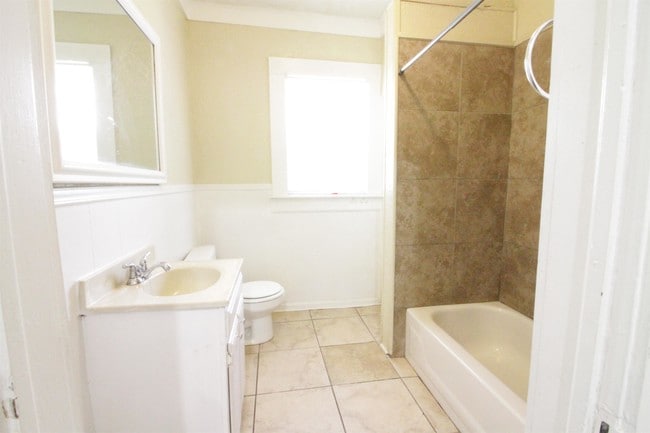 Building Photo - 622 Belle Ave