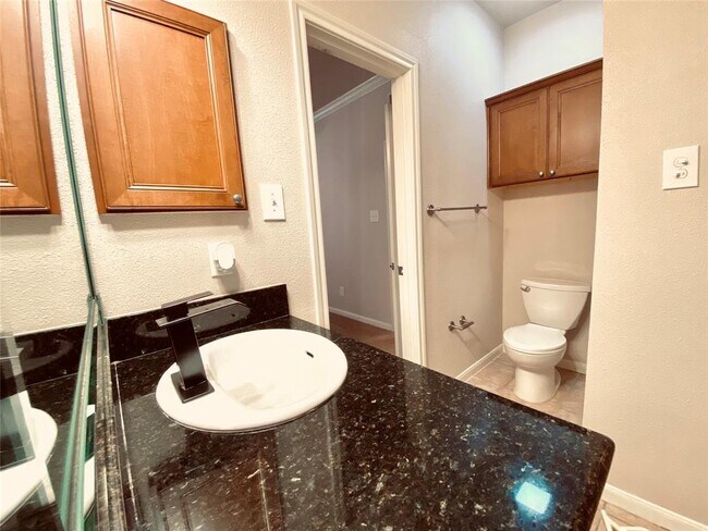 Building Photo - 2255 Braeswood Park Dr