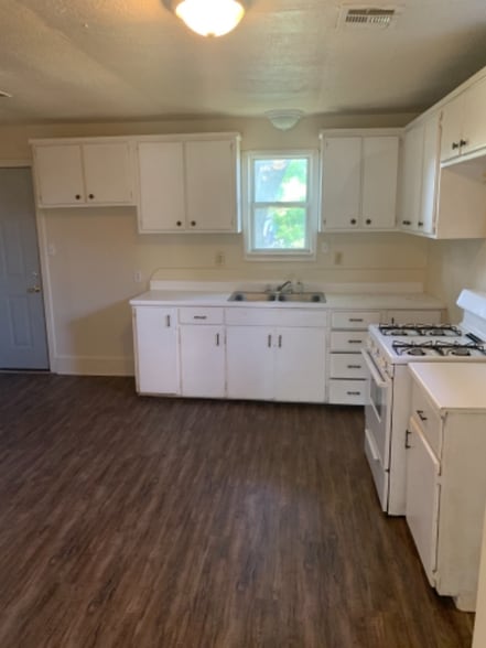 Building Photo - 2026 W Vine Ave