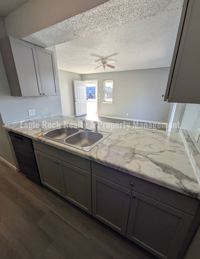 Building Photo - East Tulsa Duplex Unit for Rent (2beds/1.5baths)