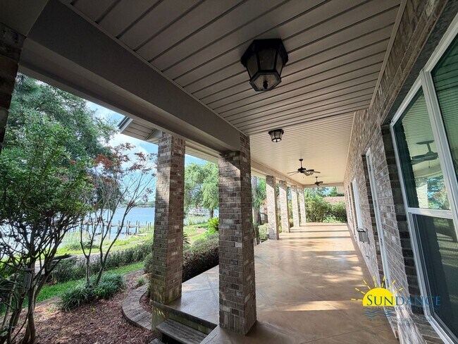 Building Photo - 249 Beachview Dr NE