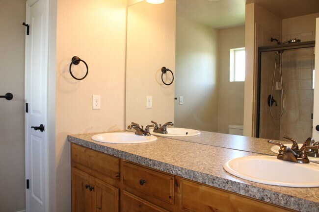 Building Photo - Stunning 3 Bedroom Home in North Fort Coll...
