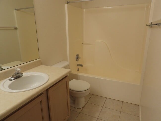 Building Photo - 5 bedroom 3 bath