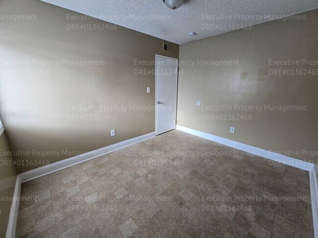 Building Photo - 2 bedroom 1.5 bathroom townhouse