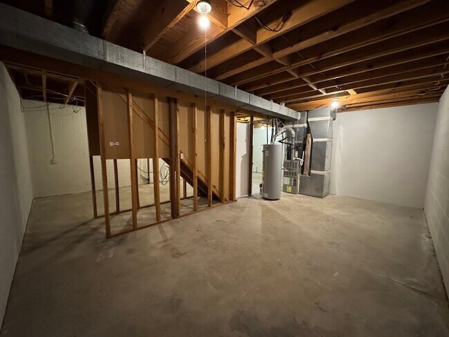 Building Photo - 2205 Hathaway Dr