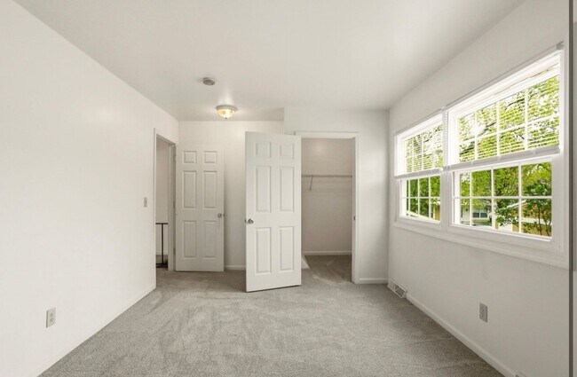 Building Photo - Updated 2 Bedroom Condo for Rent in Saginaw Township