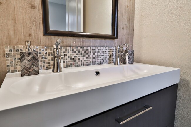 Building Photo - GORGEOUS REMODELED HOME WALKING DISTANCE T...