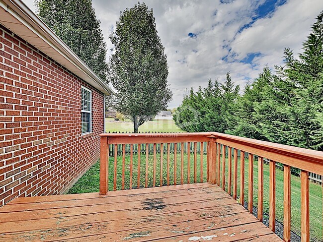 Building Photo - 1423 Newbury Ln