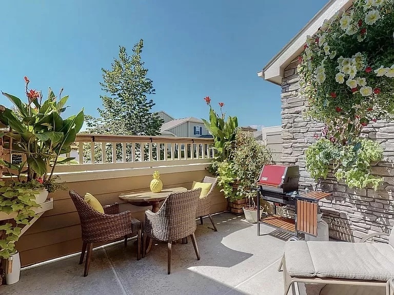 Front Porch with Awning - 4759 Raven Run