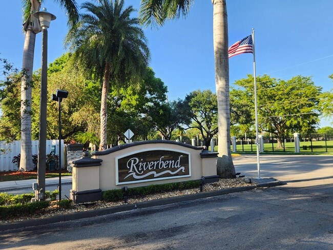 Building Photo - 250 E Riverbend Dr