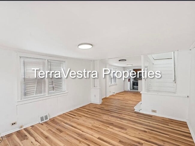 Building Photo - 2 Bed Single Family in Gloucester City! El...