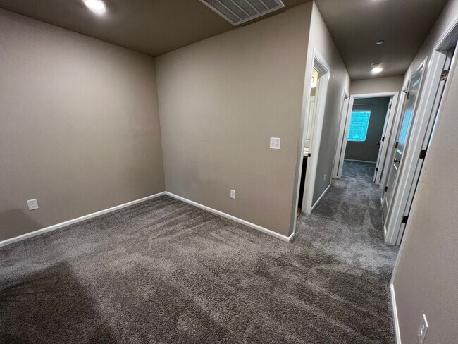 Building Photo - 4 Bed DuPont Townhome for Rent