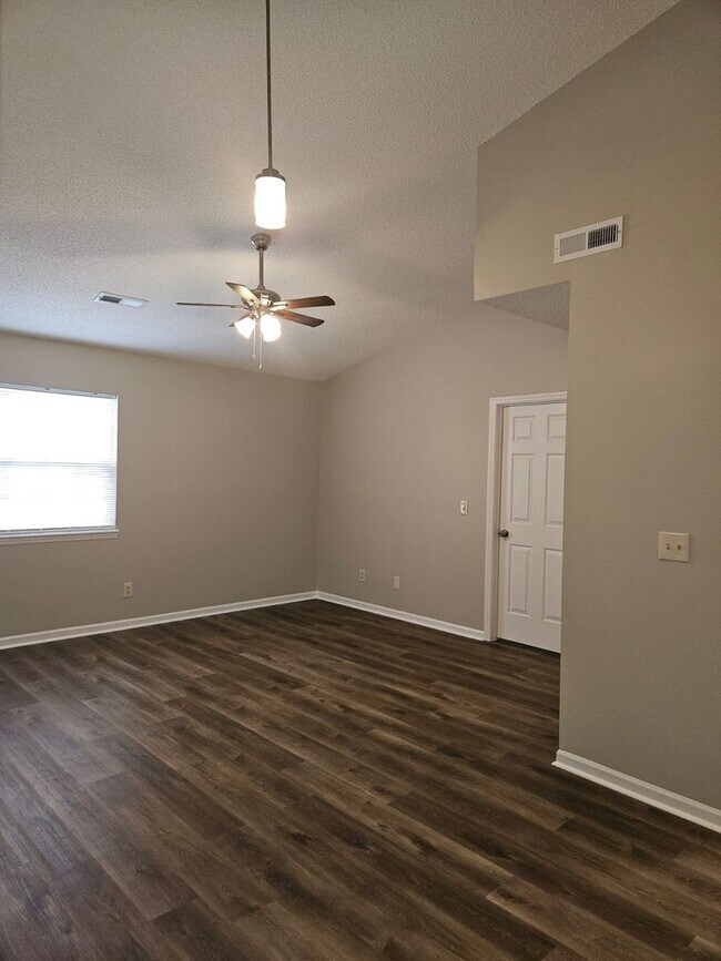 Building Photo - Three bedroom, two bath condo in High Point