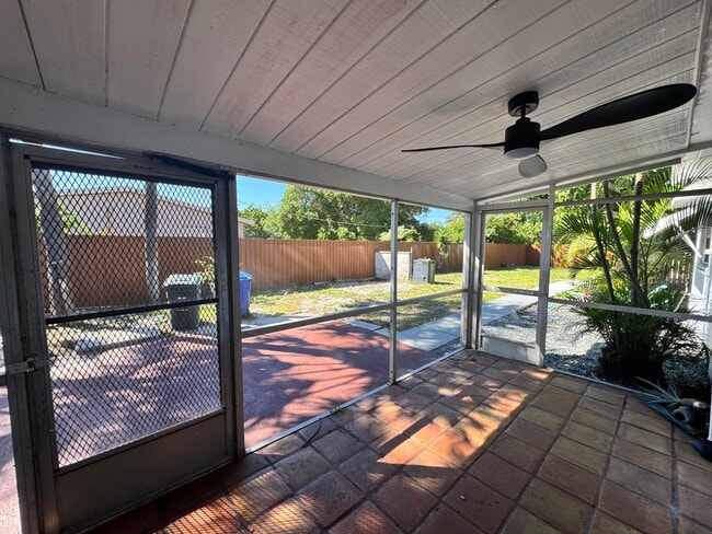 Building Photo - 919 Laurel Dr