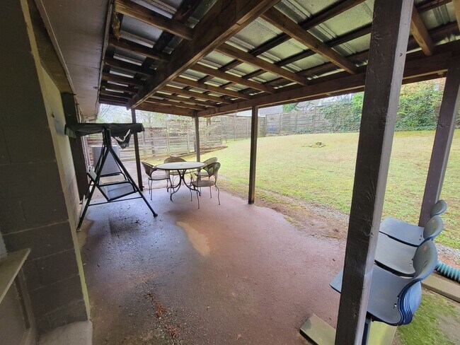 Building Photo - Spacious and newly renovated 3 bed 2 bath ...