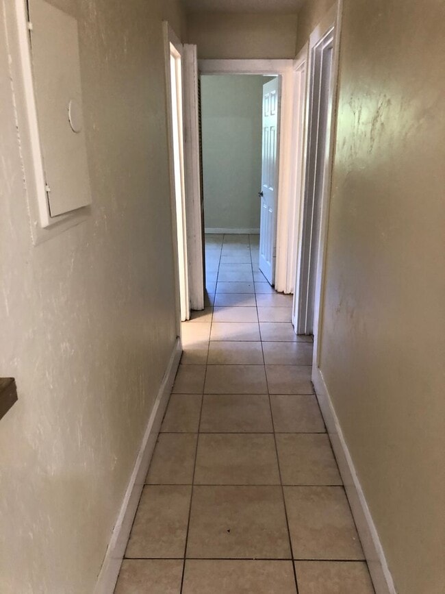 Building Photo - 1859 Lauderdale Manor Dr