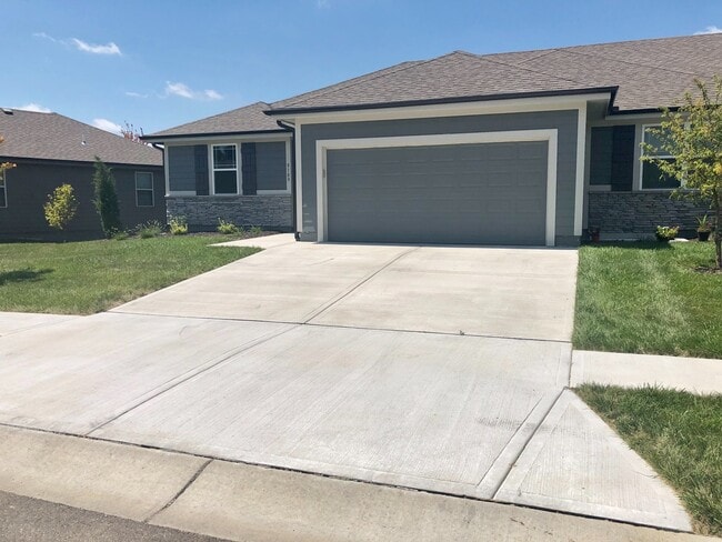 Building Photo - 4 Bed Attached Villa in Blue Springs