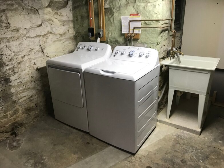 Building Photo - 507 6th St