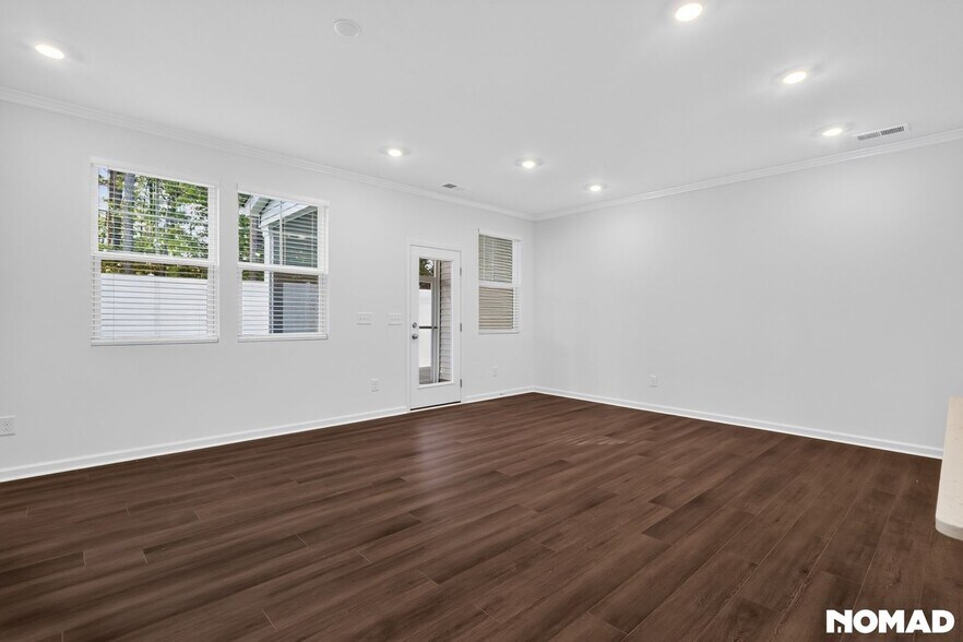 Building Photo - 104 Tree Moss Ct